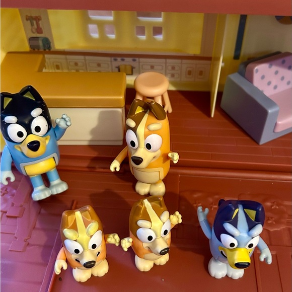Bluey Heeler Family Celebration Home & Backyard Playset with Figurines - Picture 2 of 9